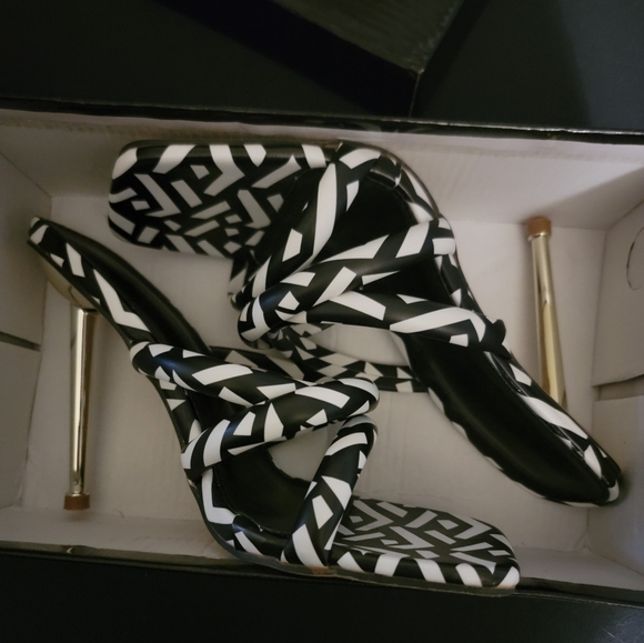 Black And White Heeled Sandles - Picture 5 of 5